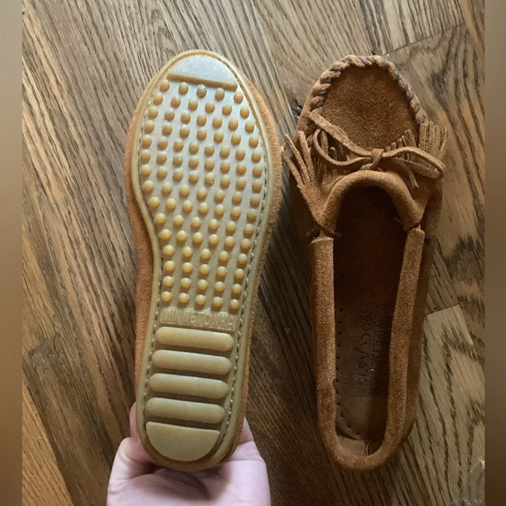 Minnetonka Women’s Suede Moccasins in Chestnut Brown - Picture 7 of 7